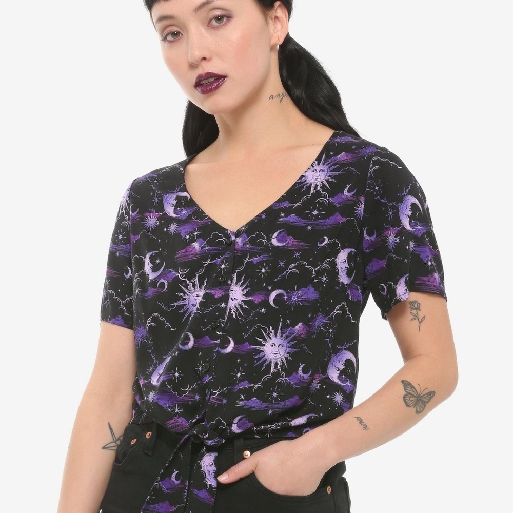 Hot Topic Women’s Purple Celestial Tie-Front Woven Button-Up Size XL